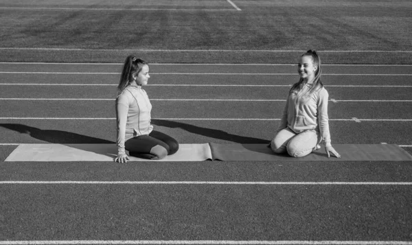 Здоровые дети девочки тренировки фитнес на стадионе беговая дорожка, йога — стоковое фото