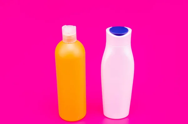 Για αποθήκευση και διανομή. Πολύχρωμα μπουκάλια συσκευασίας. HDPE. Πλαστικές φιάλες λοσιόν — Φωτογραφία Αρχείου