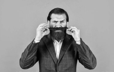 Vahşi Kafkas hippisi. Erkek berber bakımı. Sakallı adam saç fırçası tut. Saç ve sakal bakımı. Kendine güvenen ve yakışıklı vahşi bir adam. Yüz bakımı. Sakallı, olgun bir hippi. Sakalını mükemmel yapıyor.