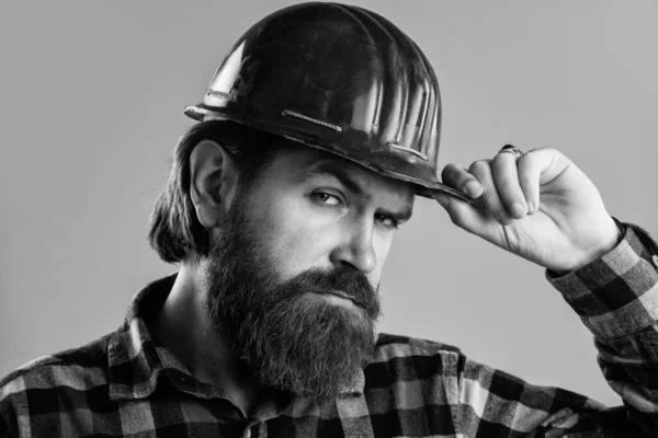 Disfrutando de su barba perfecta. construcción y reparación. Un buen obrero. trabajador masculino en uniforme —  Fotos de Stock