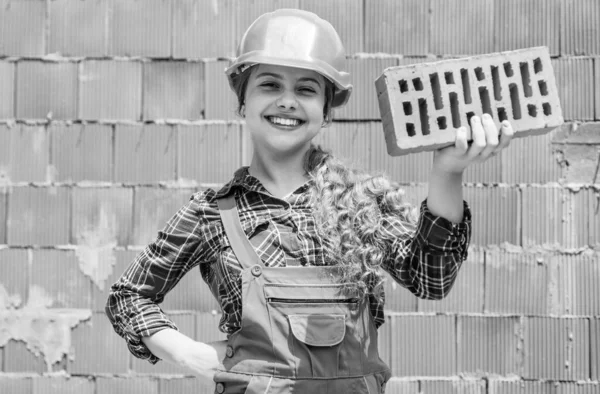Leendő mérnök. boldog gyerek használja tégla felújítás javítás. építési terület. gyermeképítész munkás. munkanap koncepció. gyermekkori fejlődés. tizenéves lány asszisztens — Stock Fotó
