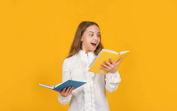 Educazione infantile. giorno della conoscenza. Tieni il quaderno. studente al liceo. — Foto Stock