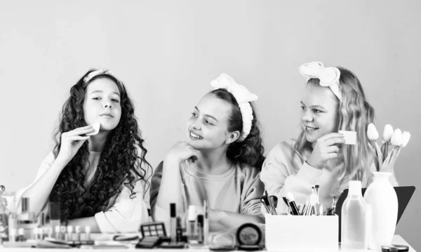 Cuidado de la piel joven. Belleza y moda. Chicas maquillándose juntas. Felicidad de hermandad. Limpia con cuidado. Maquillaje de niños. Concepto de cuidado de la piel. Cosméticos para niños. Feliz día de las mujeres. Tienda de cosméticos — Foto de Stock