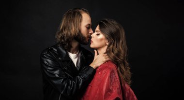 Modaya uygun bir çift, erkek ve kadına aşık. Deri ceket giyiyorlar, akrabalar.