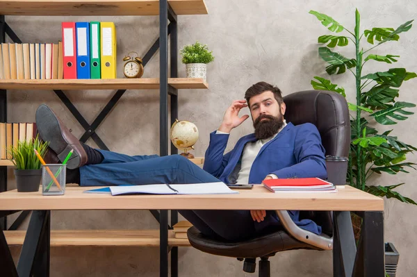 Wenn Sie müde sind, lernen Sie, sich auszuruhen. Müder Geschäftsmann entspannt im Schreibtischstuhl. Arbeitspause im Büro — Stockfoto