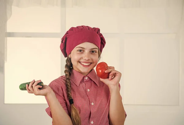 Glücklich Kind Mädchen mit Kochmütze und Schürze in der Küche, Diät — Stockfoto