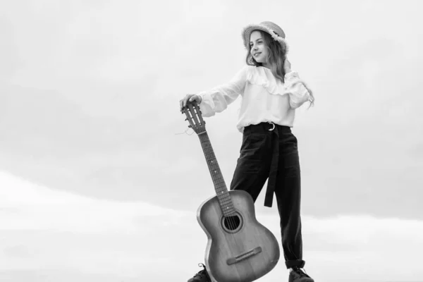 Tele inspirációval. szabadság és siker. Énekes. boldog tini lány gitározik szabadban. — Stock Fotó