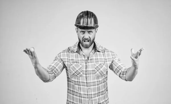 シャツを着た大人の建築家。建設現場にいるunshaven男。ハードハットのハンサムな建物の労働者。労働者の日。怒りの男は安全ヘルメットを着用問題を解決する。技術者だ。男性のライフスタイル — ストック写真