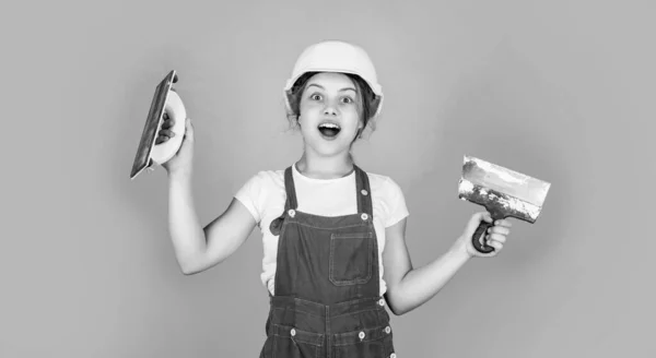 딱딱 한 모자를 쓰고 석고 도구를 사용하는 행복 한 아이 엔지니어 개발 — 스톡 사진
