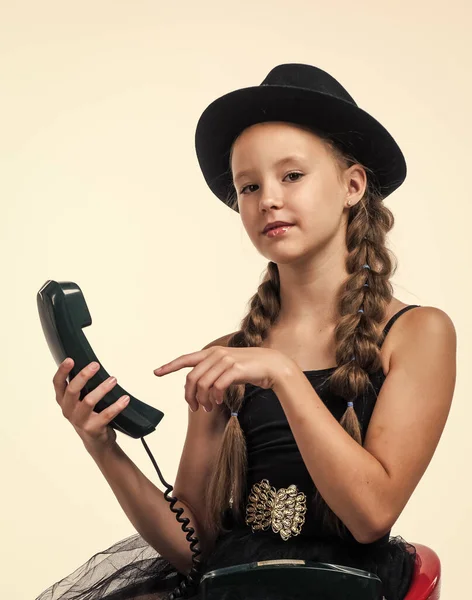 Komunikacji. Dziecko rozmawia przez telefon. Szczęśliwego dzieciństwa. piękno i moda. — Zdjęcie stockowe