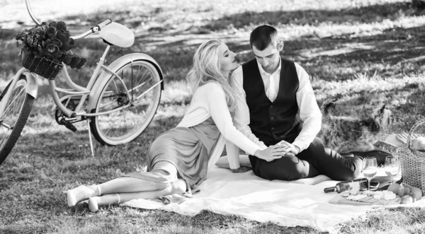 Está na hora de relaxar. casal apaixonado celebrar o noivado. Bicicleta vintage. família no parque. comida e bebida. homem e mulher com cão. casal romântico em piquenique. encontro amoroso na primavera. verão lazer ao ar livre — Fotografia de Stock