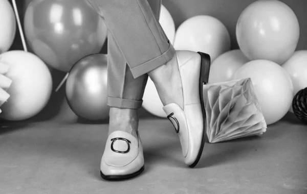 Pies femeninos en zapatos cómodos mocasines en globos de colores, la moda — Foto de Stock