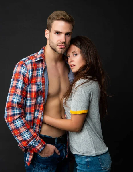 Abraço de homem e mulher. tipo e rapariga juntos. confraternização. — Fotografia de Stock