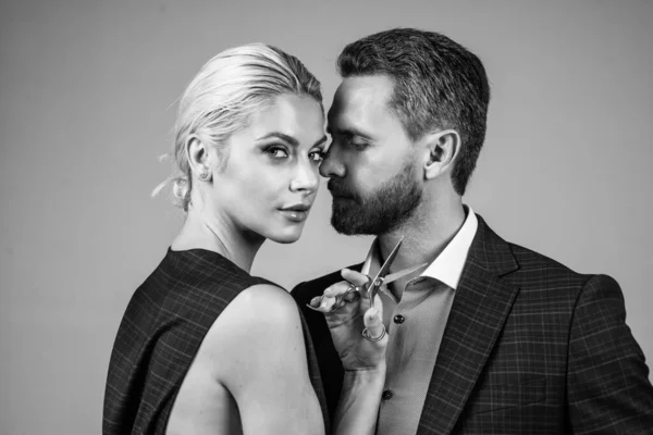 Kvinna och man i kärlek omfamna ha romantiska relationer hålla frisör verktyg, frisör butik — Stockfoto
