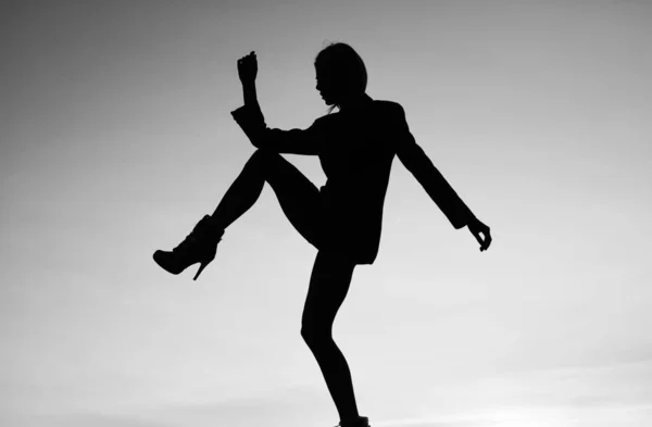 Silhueta de mulher sensual dançando ao entardecer, imaginação — Fotografia de Stock
