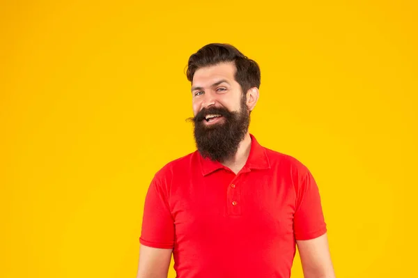 Lachende man met baard en kapsel op gele achtergrond, portret — Stockfoto