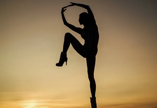 Kvinnlig siluett på solnedgång sky bakgrund dans kvinna, siluett — Stockfoto