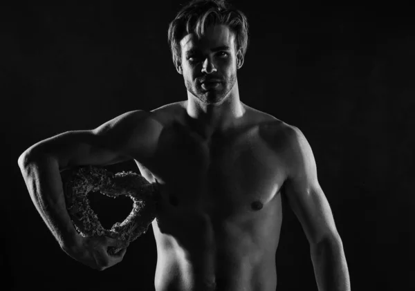 Sexy muskulöse Macho-Mann mit nackter Brust halten Valentinstag Herz anwesend, Liebe — Stockfoto