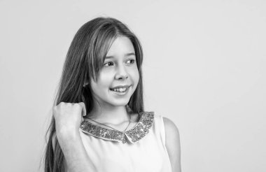 Kız çocuğunun sağlıklı düz saçları, hoş bir gülümsemesi, kopyalama alanı, doğal güzelliği var.