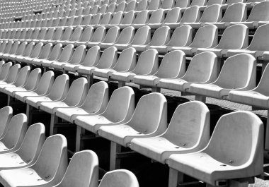 Hayranlar konsepti. Seyirciler için sandalye. Kültürel çevre kavramı. renk ve simetri. Boş koltuklar. Modern stadyum. Sarı Tribünler. Tribün 'ün spor stadyumundaki koltukları. boş açık alan