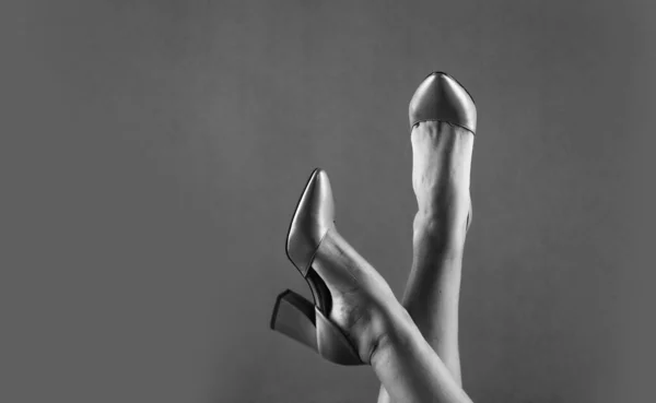 Női láb kényelmes magas sarkú cipőben, fénymásolás, bőrcipő — Stock Fotó