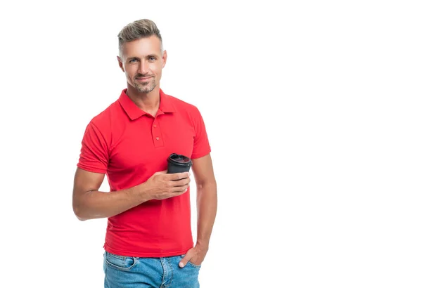 Счастливый человек в непринужденной красной футболке с кофейной чашкой на вынос изолированы на белом — стоковое фото