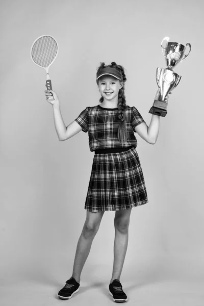 Ragazzo adolescente in berretto fitness con racchetta da tennis o badminton e coppa del campionato, campione dello sport — Foto Stock