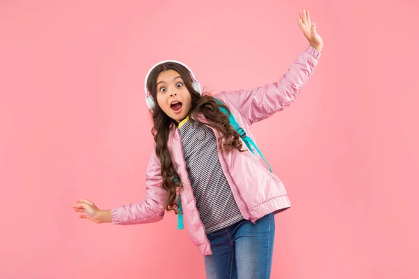 Menina adolescente surpreso em fones de ouvido. ouvir música. dispositivo de fone de ouvido sem fio acessório. — Fotografia de Stock