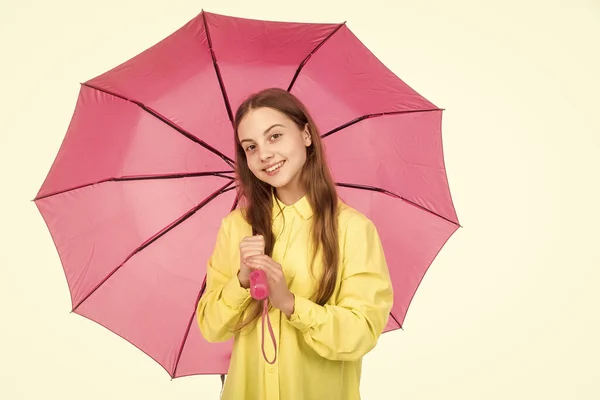 Feliz adolescente chica bajo paraguas rosa en el tiempo de otoño aislado en el espacio de copia blanca, otoño —  Fotos de Stock