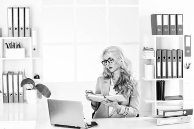 Gün seninle başlıyor. Patron ve çalışan. Üniversite projesi için fikirler. İş kadını ofisinde oturuyor. Çalışırken not alıyorum. Başarılı iş kadını. Ofis hayatı. Öğrenci kızın öğrenme süreci