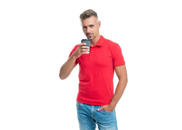 가볍게 붉은 티셔츠를 입고 흰색에서 분리 된 일회용 커피를 마시고 있는 진지 한 남자 — 스톡 사진