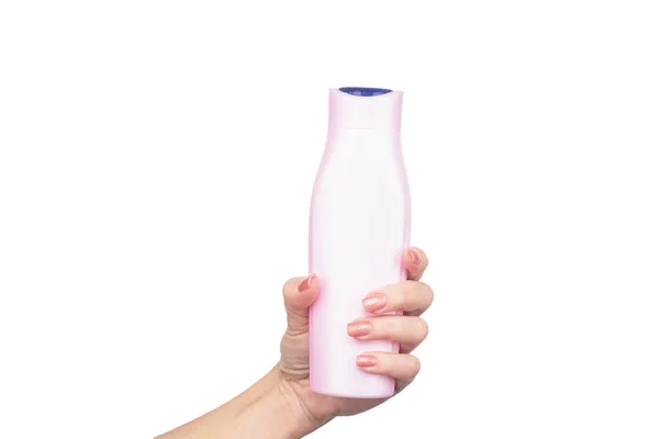 Mani femminili tengono bottiglia condizionatore per capelli con spazio copia — Foto Stock