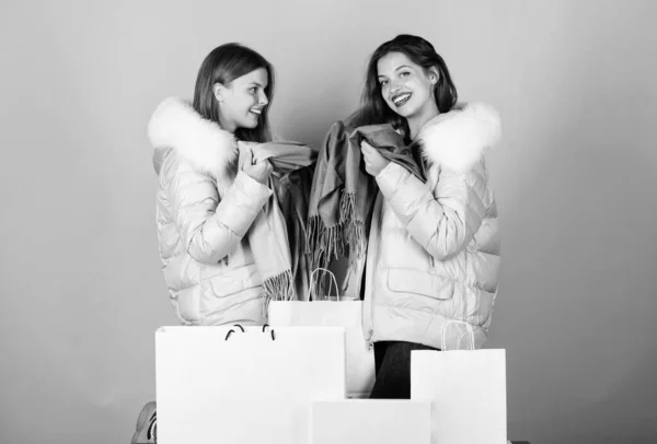 Verkoop en korting. Boodschappentassen. We hebben plezier samen. Zwarte vrijdag. Koop winterkleren. Meisjes dragen warme jassen. Winkelconcept. Vrouwen vrienden winkelen winter accessoires. Winkelgids — Stockfoto