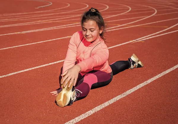 Divide la rutina de ejercicios. Los chicos flexibles se separan. Estiramiento de piernas. Ejercicios de estiramiento. Entrenamiento de fitness — Foto de Stock
