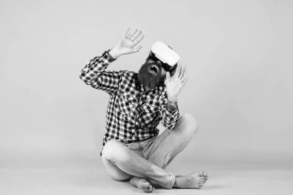 Het is zo echt. Werken aan een Programmering Project. man met VR-headset. bebaarde hipster gebruik maken van moderne technologie. man met een bril van virtual reality. Digitale toekomst en innovatie. digitalisering — Stockfoto