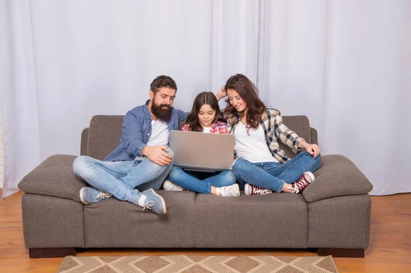Vidám család használ laptop otthon, család — Stock Fotó