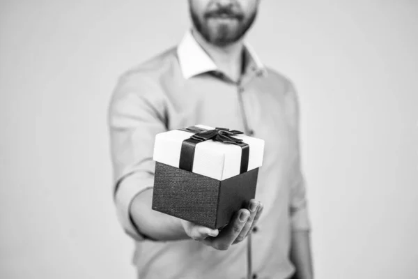 Hombre recortado ver regalo regalo caja paquete atado con cinta roja enfoque selectivo, regalar — Foto de Stock