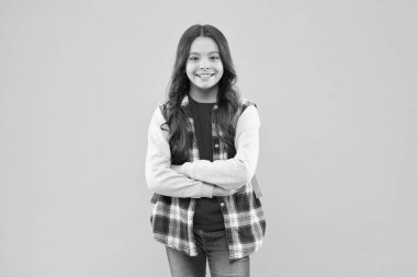 Bir çocuk için özgüven gereklidir. Kendine güvenen çocuk kollarını kavuşturur. Okul eğitimi.