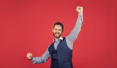 Moda işinde iyi görünümlü bir adam. Mutluluğu, insan duygularını hisset.