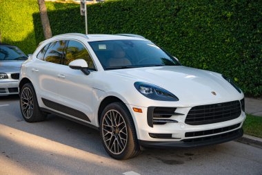 Palm Beach, Florida USA - 22 Mart 2021 Palm Beach 'te park edilmiş beyaz bir Porsche arabası. köşe görünümü