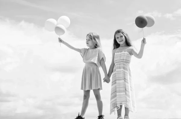 Belle ragazze adolescenti con palloncini partito all'aperto, vacanza — Foto Stock