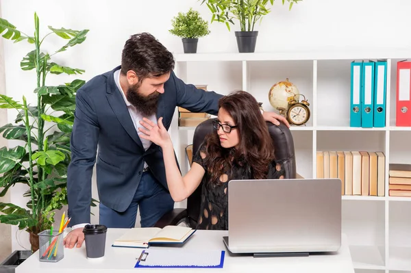 Серйозний бізнесмен і бізнес-леді обговорюють робоче завдання в офісі, працює — стокове фото