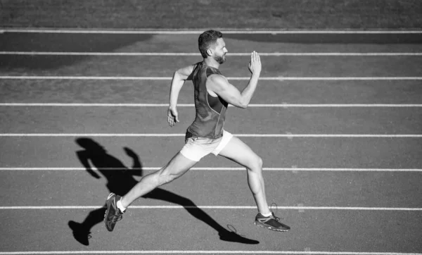 Sprinter masculino corriendo de principio a fin con éxito y velocidad, competición de carreras — Foto de Stock