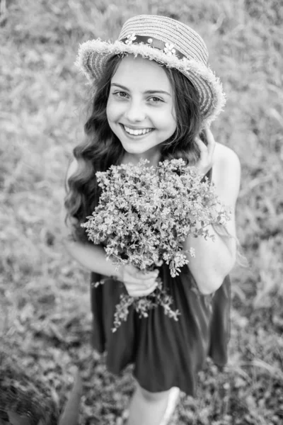 Trzeba to uczcić. Szczęśliwa dziewczyna trzymać kwiaty naturalny krajobraz. Rocznica ślubu. Prezent. Sklep kwiatowy. Wakacje. Kwiaty na specjalną okazję — Zdjęcie stockowe