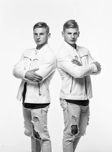 Tweeling broers mannen in wit casual kleding lijken op elkaar, mannelijke mode — Stockfoto