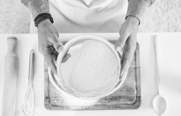 Férfi szakács elkészítése élelmiszer otthon konyha, hogy a tészta — Stock Fotó