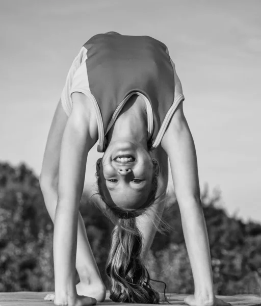 Tonåring flicka bära sportkläder för träning sträcker sig på himlen bakgrund, flexibilitet — Stockfoto