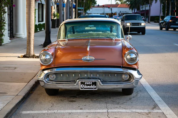 Palm Beach, Φλόριντα ΗΠΑ - 22 Μαρτίου 2021: Oldsmobile 1957 αυτοκίνητο στο δρόμο στην παραλία φοίνικα. μπροστινή όψη — Φωτογραφία Αρχείου