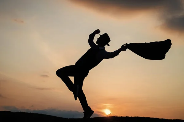 Man silhuett hoppa och dansa på himlen bakgrund. självsäker affärsman på flykt. daglig motivation — Stockfoto