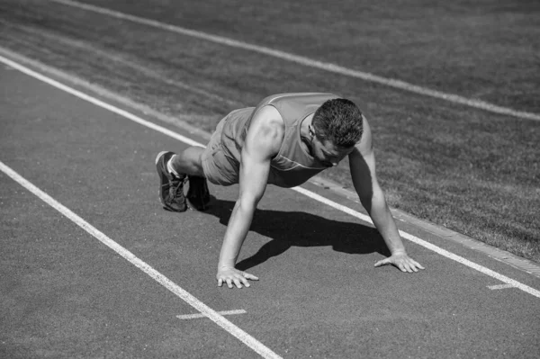 Musculoso chico de pie en tablón haciendo empujar hacia arriba en el entrenamiento deportivo, fuerza — Foto de Stock